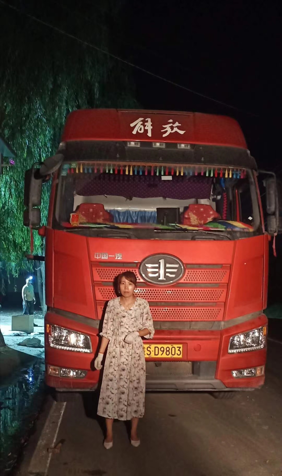 ，有自動拔管自動落管功能，可定制左右側(cè)推功能，配有三片打孔刀，打孔刀是防傷紙刀組，